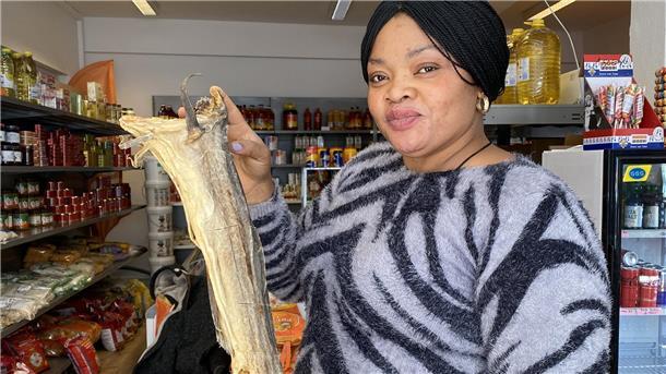 Nahrungsmittel und Medizin zugleich: Jennifer Okungbowa  zeigt einen besonderes teuren Trockenfisch.