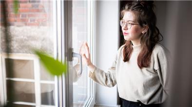 Jennifer Wrona teilt seit 2017 Ausschnitte aus ihrem Leben auf Instagram, um gegen die Stigmatisierung der Borderleine-Persönlichkeitsstörung vorzugehen und um eine Identifikationsfigur für andere Betroffene zu sein.