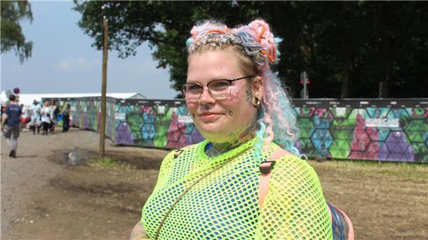 Das sind die schönsten Frisuren auf dem Hurricane 2024 Frau mit pastellfarbenem Haar
