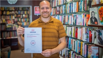 Jens Fleischer, Inhaber der Buchhandlung Hübener, freut sich über die Auszeichnung des Bremer Buchhandlungspreises 2023.