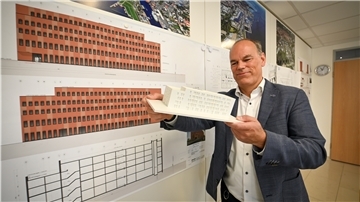 Jens Grotelüschen zeigt ein Modell des sogenannten Hafenstudios, ein Neubau im neuen Rotersand-Quartier in Bremerhaven. Es soll eine Photovoltaik-Anlage bekommen, doch die darf von außen nicht zu sehen sein.