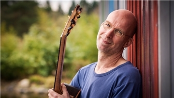 Jens Kommnick mit seiner akustischen Gitarre.