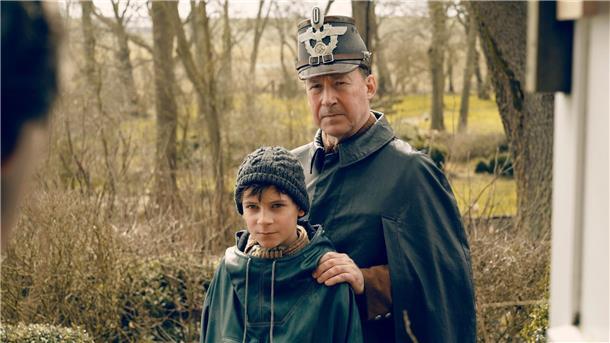 Zwischen Gehorsam und Widerstand: „Deutschstunde“ auf 3sat Jens Ole Jepsen (Ulrich Noethen, r) und sein Sohn Siggi (Levi Eisenblätter).