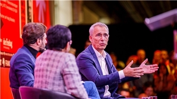Stoltenberg: Mit Russland reden - aber nur mit Stärke Jens Stoltenberg (r-l), Maria Ressa und Moderator Sebastian Puschner diskutieren auf der Frankfurter Buchmesse.