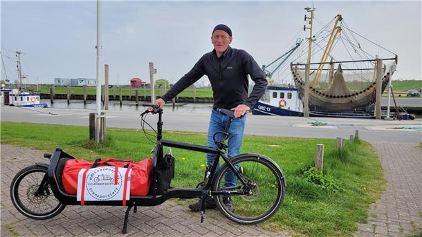 Jens Testorf aus Sievern liefert Bio-Schokolade aus Amsterdam zum Nationalpark-Haus in Dorum-Neufeld.