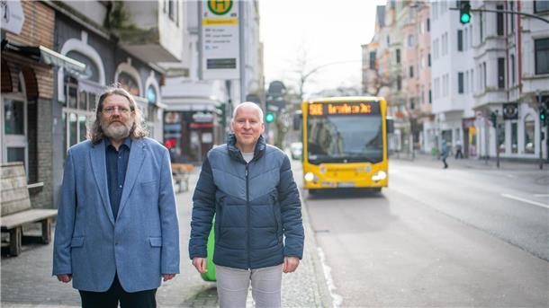 Jens Volkmann (VCD) und Ingo Ostermann (links, Fahrgastbeirat VBN) vor der Bushaltestelle Schleusenstraße. 