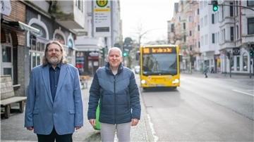 Jens Volkmann (VCD) und Ingo Ostermann (links, Fahrgastbeirat VBN) vor der Bushaltestelle Schleusenstraße. 