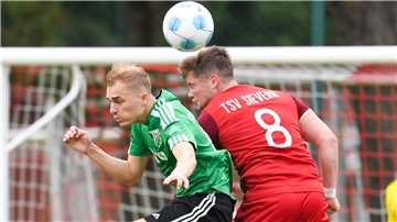 Jeremy Lehmkuhl (links) kam in der Schlussphase beim FC Hagen/Uthlede ins Spiel. 