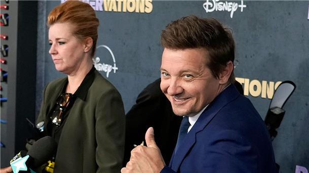 Jeremy Renner nach Unfall wieder auf rotem Teppich Jeremy Renner bei der Premiere von „Rennervations“ in Los Angeles.