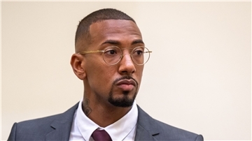Jérôme Boateng zu Beginn des Berufungsprozesses im Gerichtssaal.