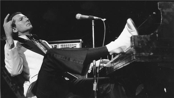 Rock’n’Roll-Ikone Jerry Lee Lewis mit 87 Jahren gestorben Jerry Lee Lewis nimmt bei einem Konzert im New Yorker Madison Square Garden (1975) ganz entspannt den Applaus der Fans entgegen.