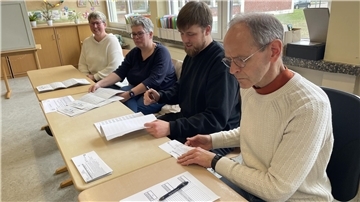 Jessica Barre, Christine Renken, Fynn Baumgardt und Jörg Patzke (von links) waren in einem der beiden Wahllokale in der Grundschule Süd als Wahlhelfer im Einsatz.