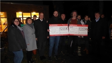 Jessica Gerken, Sabine Sievers (beide Farven), Pastor Markus Stamme (Selsingen), Pastor Markus Weskott (Hospiz), Bernhard Poppe (hinten), Andreas von Glahn (Tafel), Anja Bredehöft, Birgit Bredehöft (hinten, beide Farven) und Probst Burkhard Kurz (Farven) bei der Spendenübergabe.