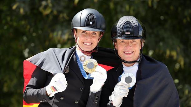 Jessica von Bredow-Werndl (l, Gold) und Isabell Werth (Silber) zeigen nach der Siegerehrung ihre Medaillen.