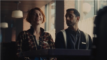 Jessie Buckley und Riz Ahmed in einer Szene aus „Fingernails“.