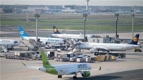 Jets von Lufthansa und AirBaltic auf dem Flughafen Frankfurt. 
