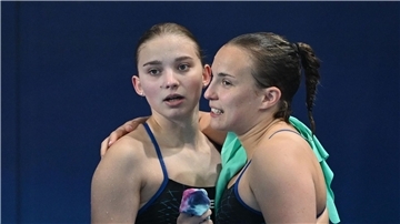 Jette Müller (l) und Lena Hentschel sicherten sich EM-Silber im Synchronspringen vom Drei-Meter-Brett.