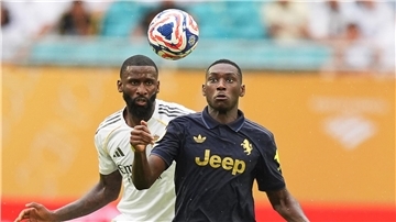 Jetzt bei Tottenham Hotspur: Der ehemalige Frankfurter und Turiner Randal Kolo Muani (r). (Archivbild)