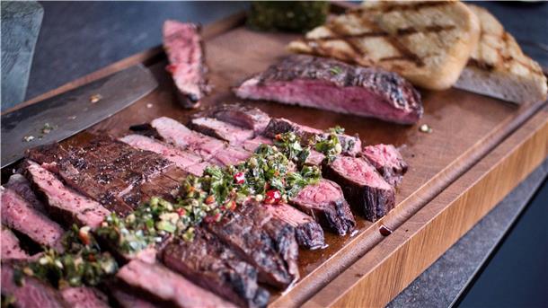 Simpel und saftig: Der „Deichgriller“ verrät sein perfektes Steak-Rezept Jetzt fehlt nur noch die Chimichurri-Sauce, dann ist das saftige Steak servierbereit. Guten Appetit!