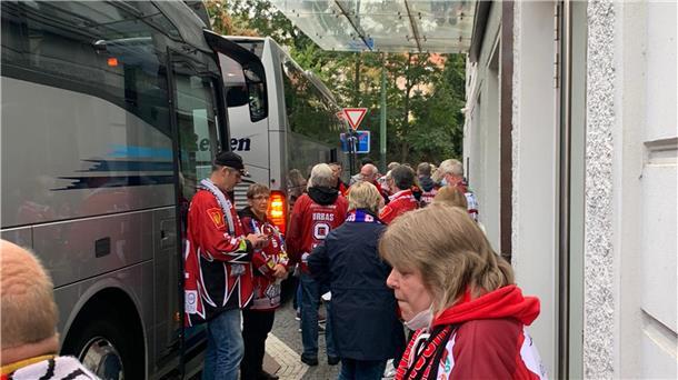 Fans vor Hotel und Bus.