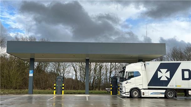 Schnellladesäulen für Elektro-Autos an der A27 in Krempel