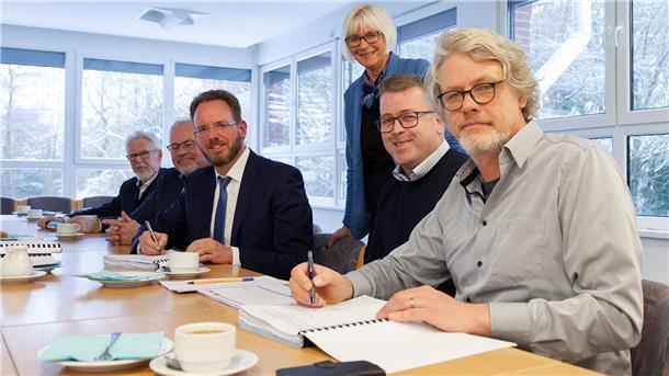 Jetzt ist das Auricher Planungsbüro offiziell Partner der Gemeinde Wurster Nordseeküste (von links): Ratsherr Henry Kowalewski (SPD), Gemeinderat Michael Göbel, Bürgermeister Marcus Itjen, Bauamtsleiterin Norma Warncke sowie die Architekten Sven Bünting und Matthias Steinhoff von 3ing aus Aurich.