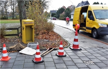 Der zerstörte, von Silvesterböllern gesprengte Standbriefkasten in Bremerhaven-Leherheide wird von der Post doch noch ersetzt.