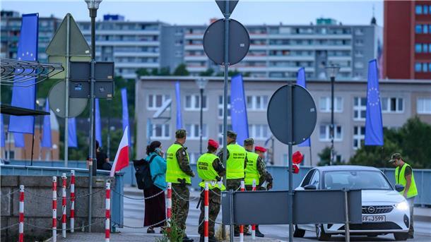 Polen und Deutsche kontrollieren Reisende an der Grenze Jetzt wird auf beiden Seiten der Grenze kontrolliert.