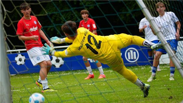 JFV-Akteur Tyler Bechtold-Ferreira (rechts) scheitert an Kiels Torwart Colin Leano Groß.