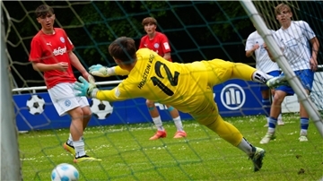 JFV-Akteur Tyler Bechtold-Ferreira (rechts) scheitert an Kiels Torwart Colin Leano Groß.
