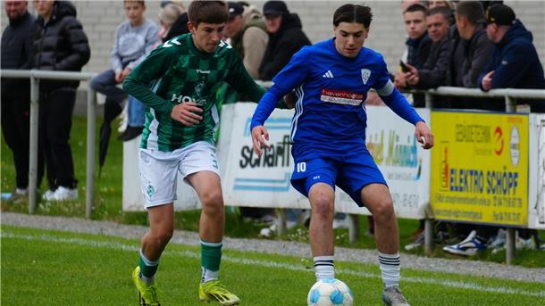 Zwei Fußballer im Zweikampf