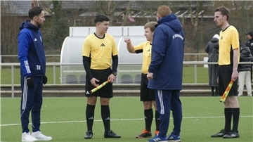 JFV-Trainer Florian Pleuß (links) und der sportliche Leiter Sören Aldag suchten nach dem Schlusspfiff noch einmal das Gespräch mit Schiedsrichter Justin Ossmann