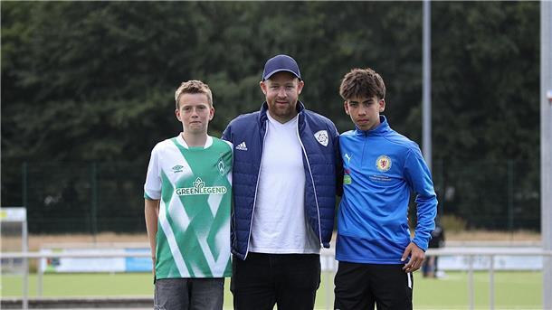 JFV-Trainer Ole Aldag freut sich mit Anton Harbers (links) und Ellias Güney, die in die Nachwuchsleistungszentren von Werder Bremen und Eintracht Braunschweig wechseln.
