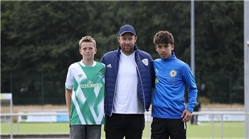 JFV-Trainer Ole Aldag freut sich mit Anton Harbers (links) und Ellias Güney, die in die Nachwuchsleistungszentren von Werder Bremen und Eintracht Braunschweig wechseln.