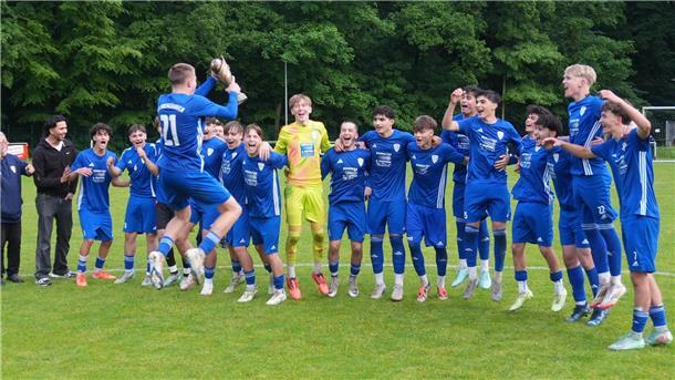 JFV-U17-Kapitän Felix Ernst streckt den Landespokal in Richtung seiner Mannschaftskollegen. Danach kannte der Jubel keine Grenzen mehr.