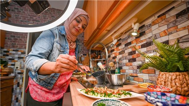 Eine Frau kocht in ihrer Küche.