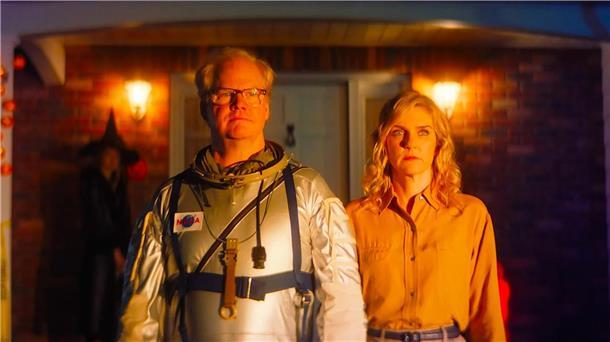Die Filmstarts der Woche Jim Gaffigan als Cameron Edwin und Rhea Seehorn als Erin Edwin in einer Szene des Films „Linoleum - Das All und all das“.