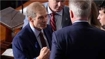 Jim Jordan (l) spricht mit Kevin McCarthy, dem ehemaligen Sprecher des Repräsentantenhauses.