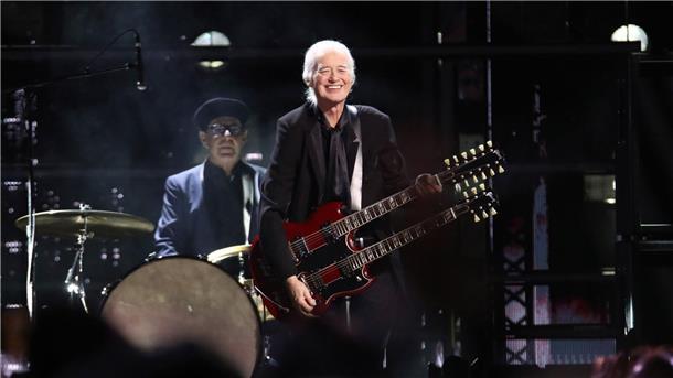 Jimmy Page spielt bei der Einführungszeremonie in der Rock & Roll Hall of Fame im Barclays Center in New York.