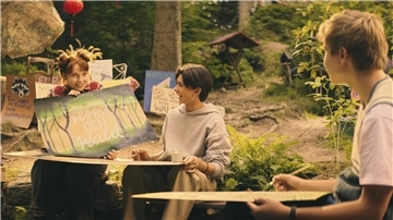 Jo und Ida basteln zusammen mit ihrer Klasse Plakate für den Waldtag.