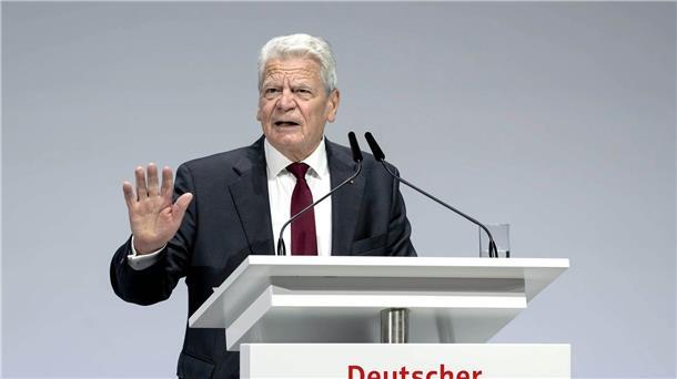 Gauck: Deutschland muss sich entschiedener wehrhaft machen Joachim Gauck, Alt-Bundespräsident, spricht bei der Eröffnung des Deutschen Sparkassentages.