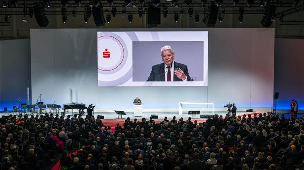 China-Geschäfte: Gauck mahnt Unternehmen zu mehr Realismus Joachim Gauck, Alt-Bundespräsident, spricht bei der Eröffnung des Deutschen Sparkassentages.