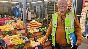 Was Besucher auf dem Hamburger Großmarkt erleben können Joachim Köhler hat Spaß dabei, seine Gäste über den Hamburger Großmarkt zu führen.