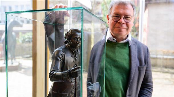 Joachim Mähnert, Museumsdirektor vom Ostpreußischen Landesmuseum, steht neben einer Darstellung von Immanuel Kant. 