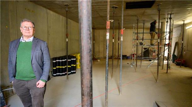 Joachim Mähnert steht im Rohbau vom „Kant-Bau“ des Museums.