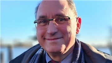 Älterer Mann mit Brille