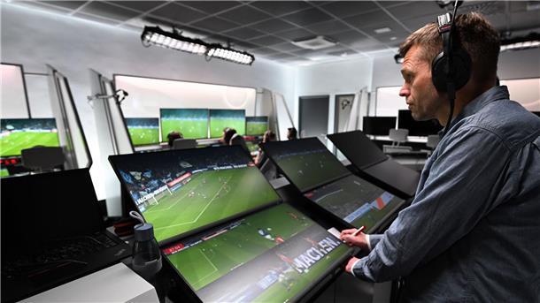 Tradition trifft Moderne: Der Pokal im Videobeweis-Dilemma Jochen Drees ist Leiter Innovation und Technologie bei der DFB Schiri GmbH. (Archivbild)