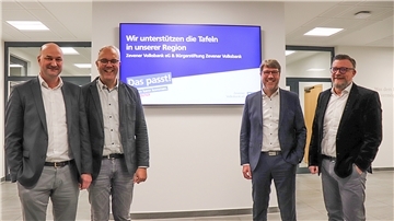 Jochen Johannsen (links) übergibt zusammen mit Uwe Schradick und Sascha Steffen (rechts) die Spende an Norbert Wolf.