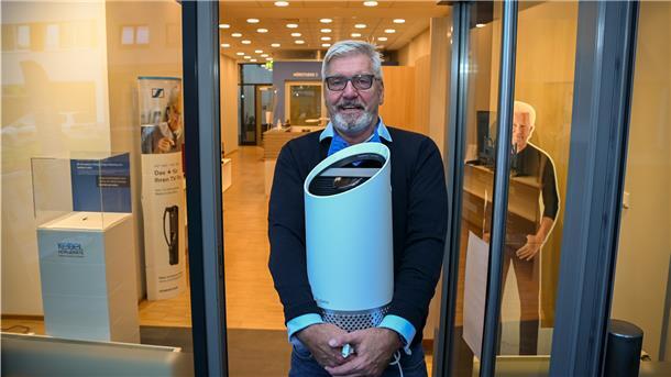 Jochen Keibel betreibt in seinem Hörgeräte-Akustiker-Geschäft bereits einen Luftreiniger zum Virenschutz.
