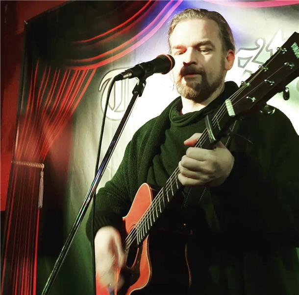 Zeit zum Stöbern: Anwohnerflohmarkt und Live-Musik in der „Alten Bürger“ Mann mit Gitarre